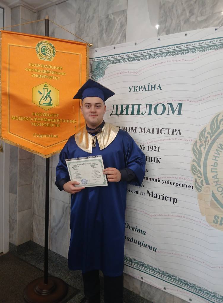 Єгор Чуфицький з Костянтинівки отримав бажане місце в інтернатурі за спеціальністю «Фармація» .Стоїть у мантії магістра синього кольору та тримає диплом магістра