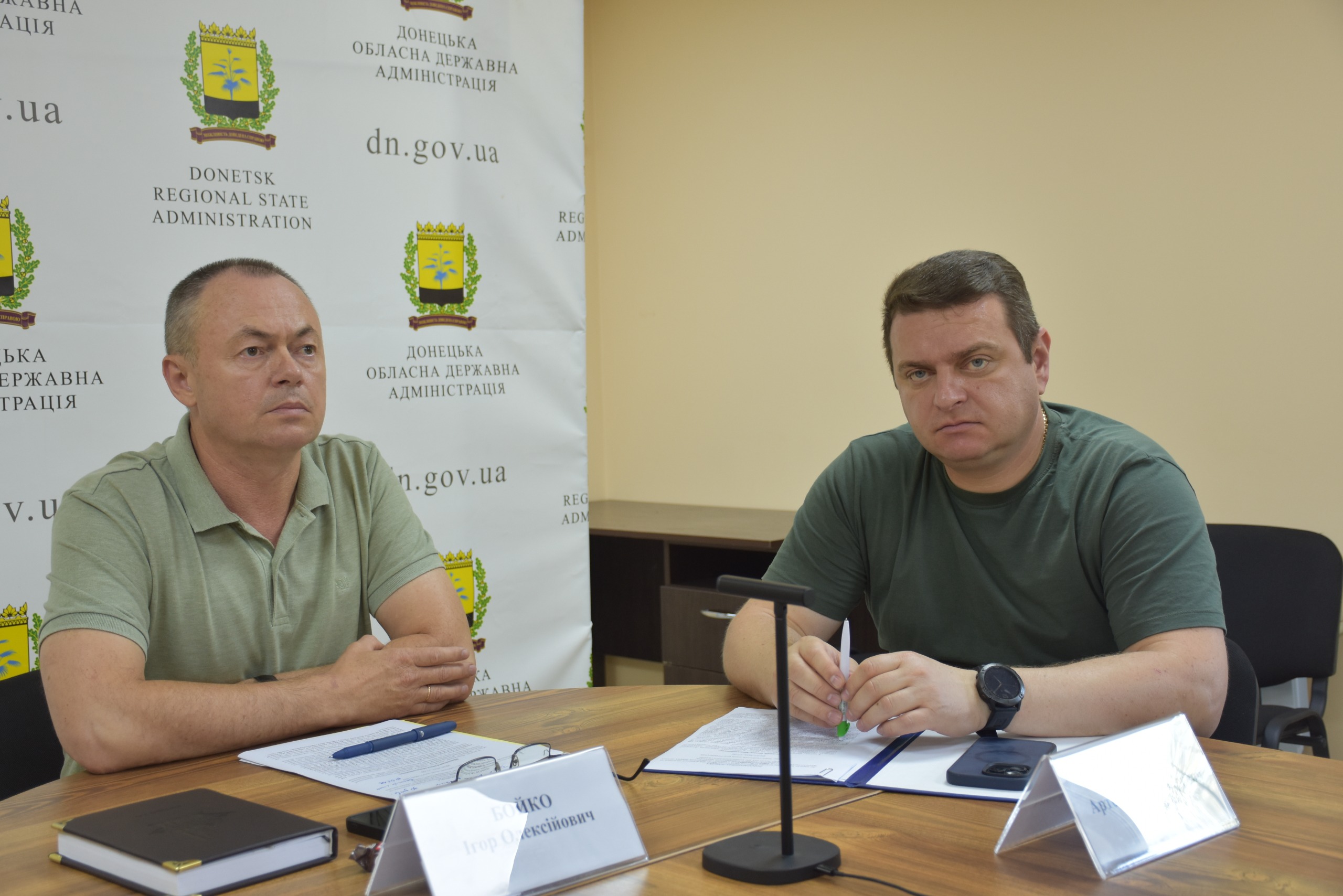 Заступник голови Донецької облдержадміністрації Ігор Бойко та Директор департаменту агропромислового розвитку та земельних відносин Артем Чаган. На нараді Міністерства аграрної політики та продовольства України.