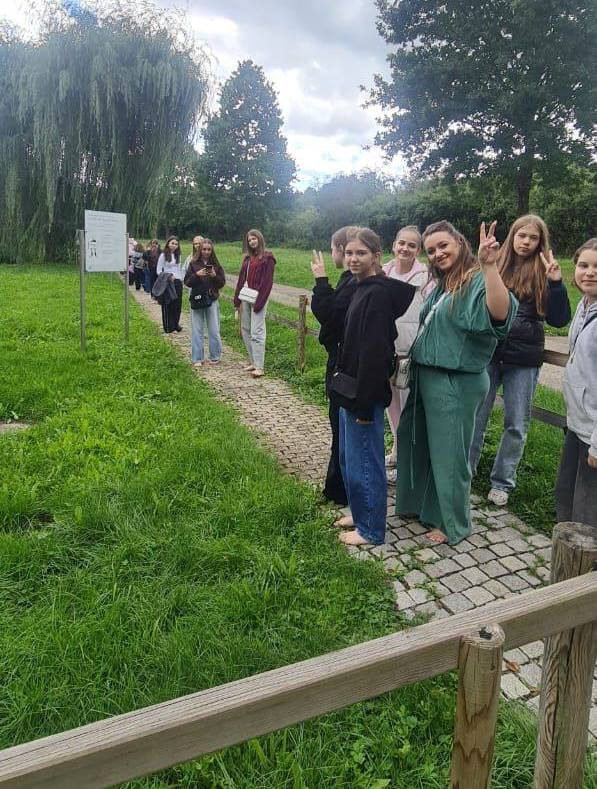 Група дітей, які приїхали на відпочинок у Німеччину, позують на кам'яній доріжці в парку