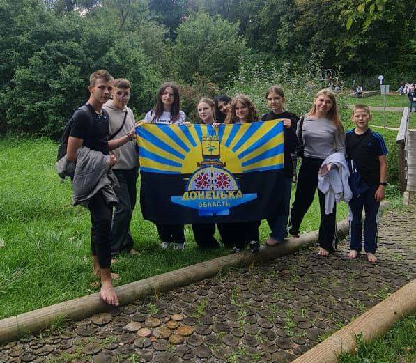 Діти з прпапором Донецької області в саду в Німеччині