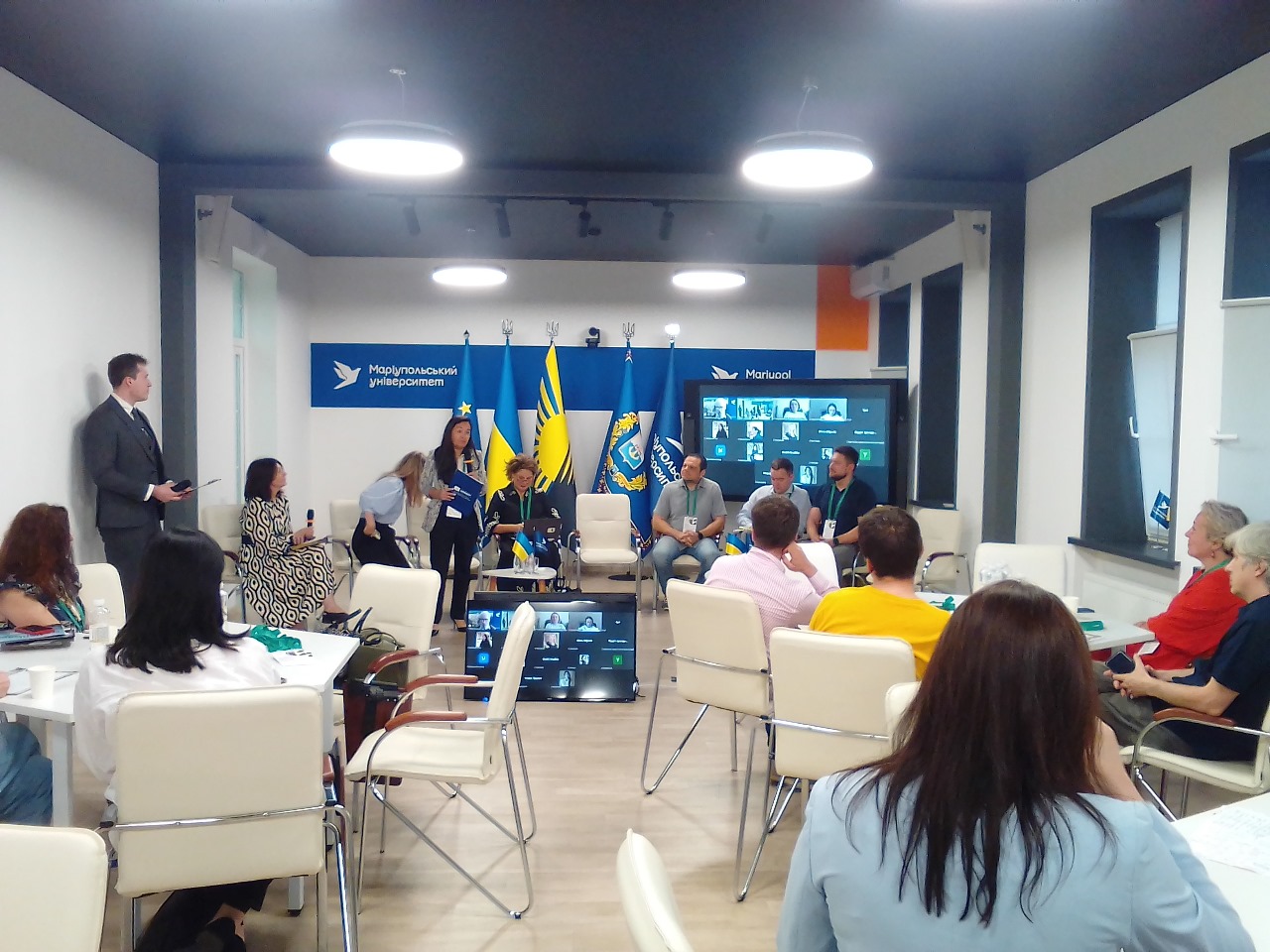 Учасники заходу під час обговорення локальної ідентичності