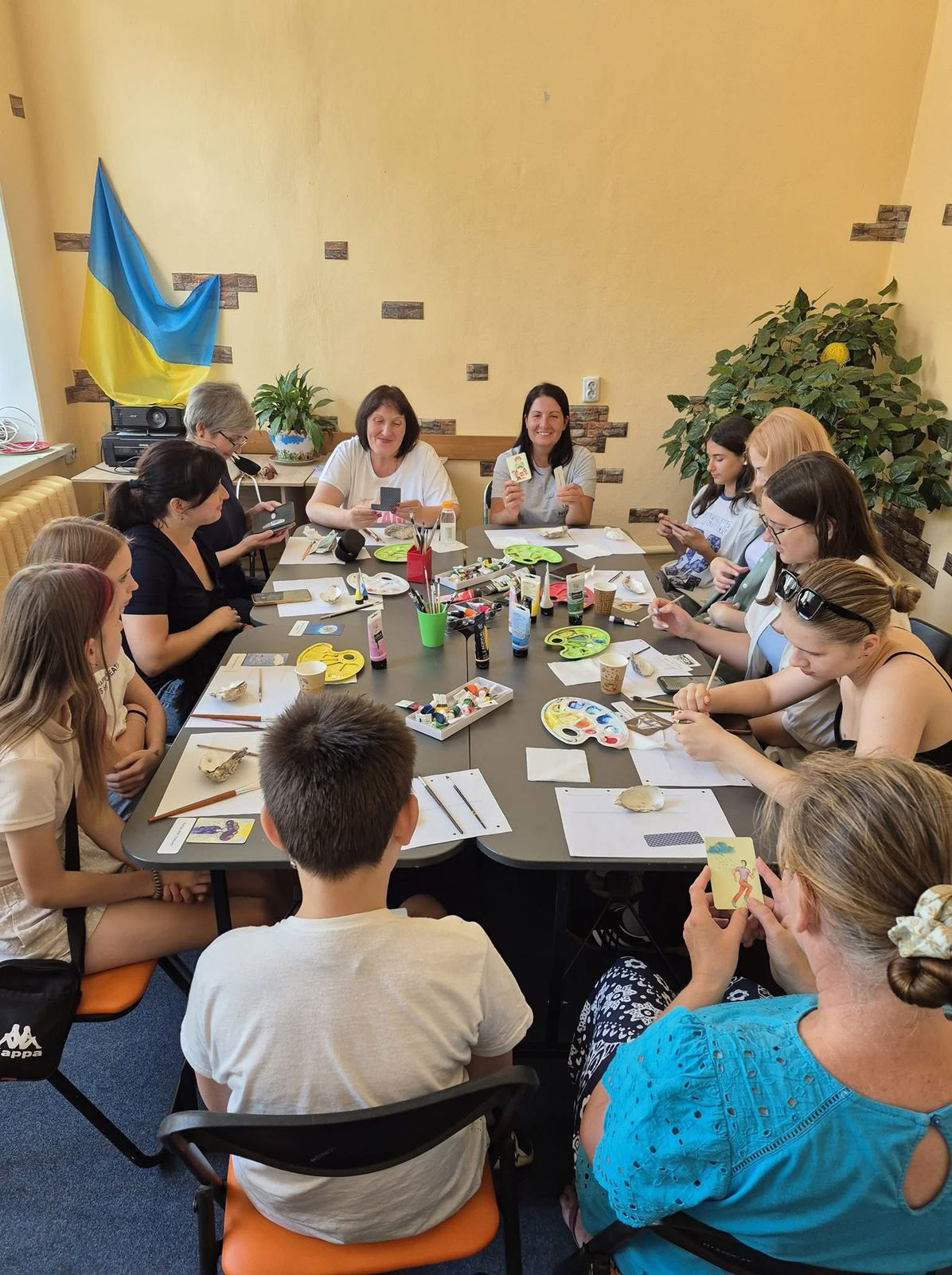 Фото учасників з арттерапевничного майстер-классу 