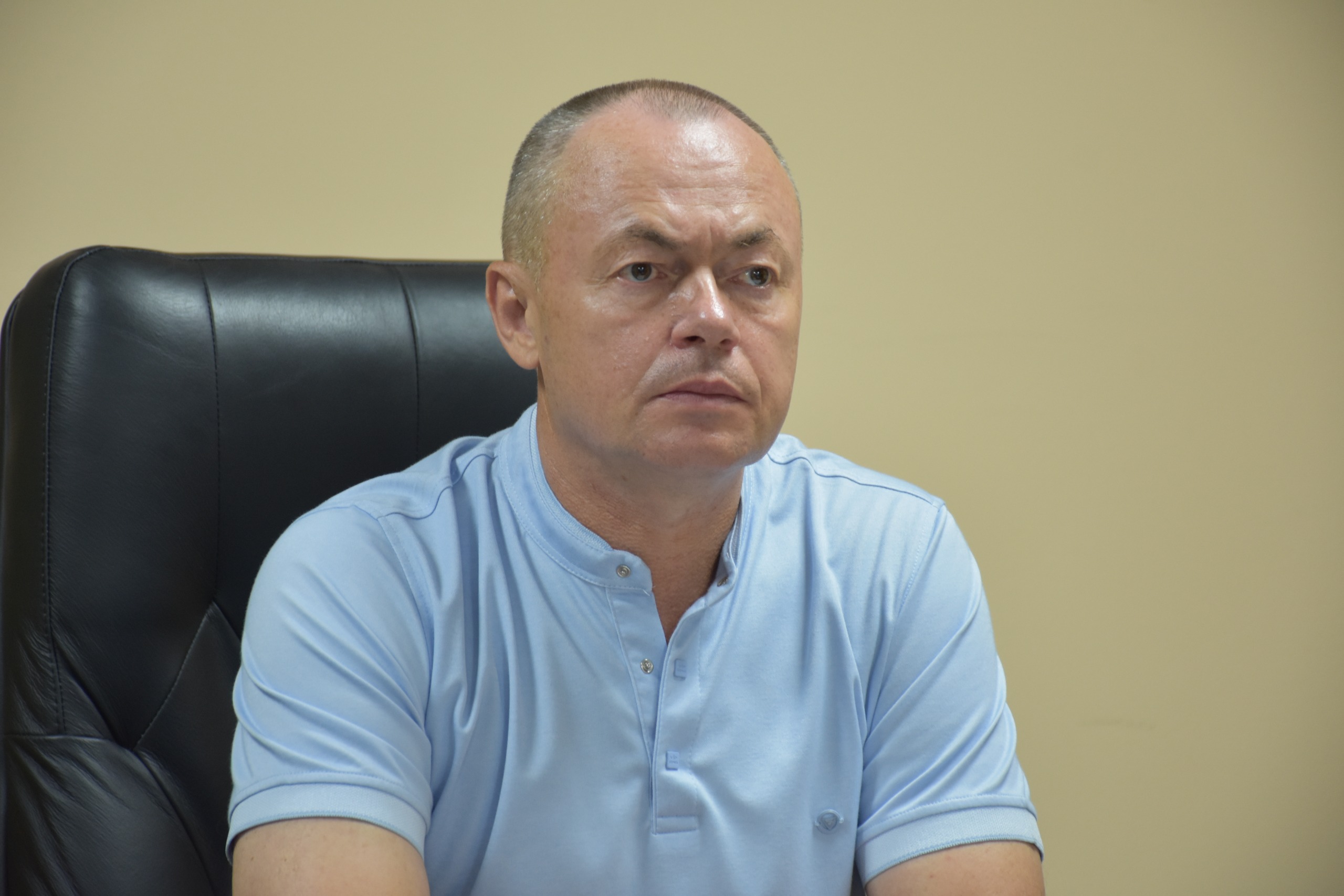 Заступник голови Донеччини Ігор Бойко на нараді, сидить за столом та уважно слухає.