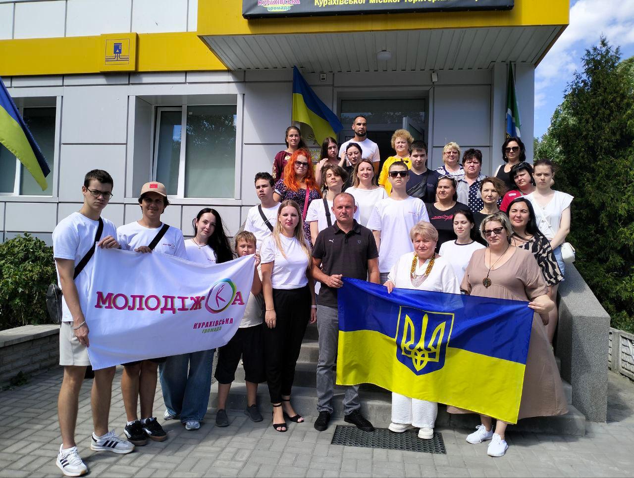 Спільне фото з молоддю Курахівської громади