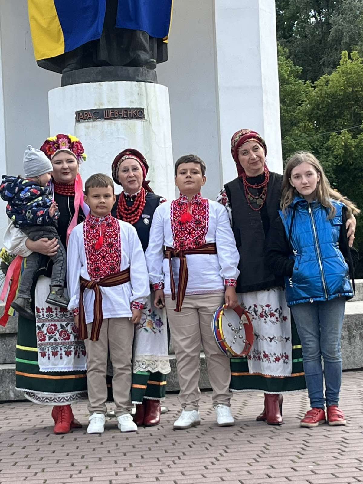 Співаки з добропільського театру народної пісні «Берегиня» музичної школи №1 виступають на святах у Стрию 