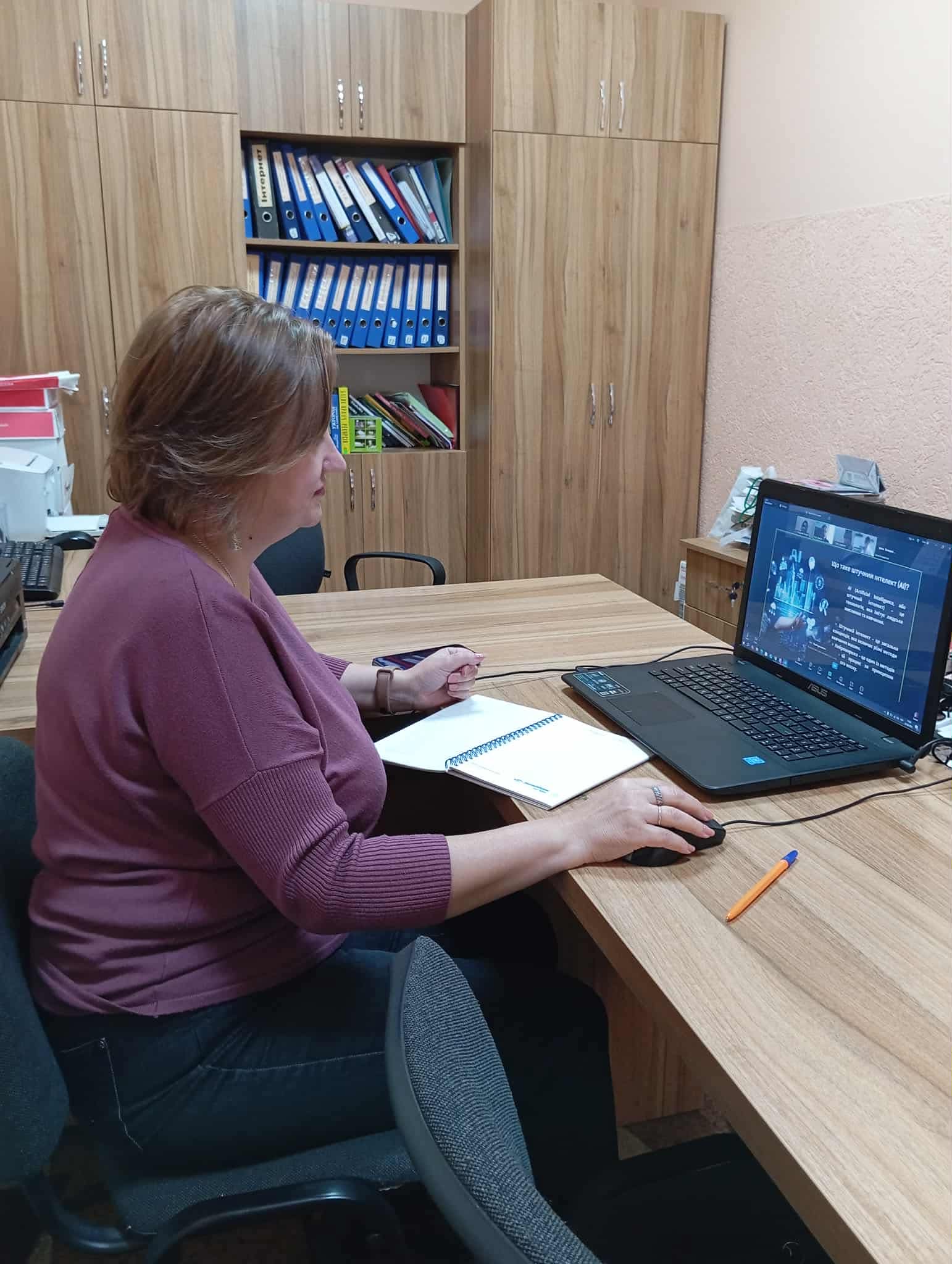Бібліотекарка бере участь у онлайн-практикумі