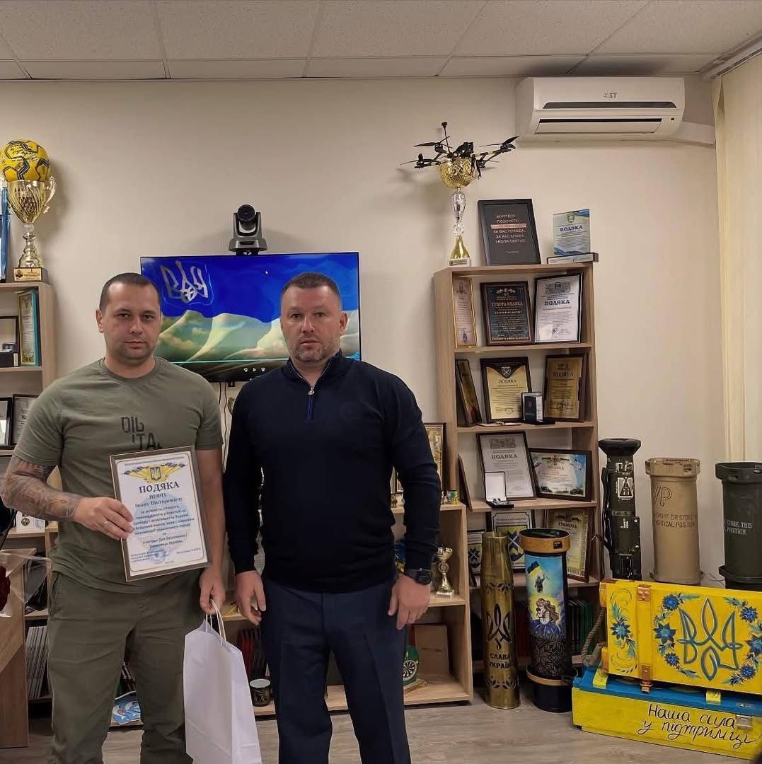 Володимир Матяш вручає грамоту захиснику