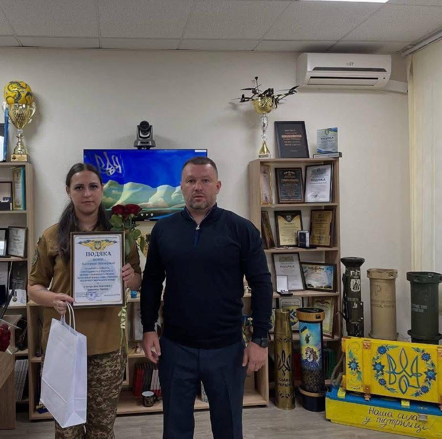 	Володимир  Матяш – начальник Кальчицької сільської військової адміністрації вручає грамоту захисниці