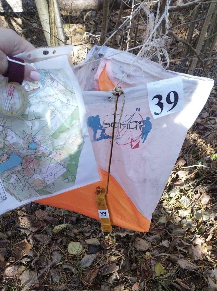 Сумка спортсменів під номером тридцять дев'ять та мапа з зазначеним маршрутом.