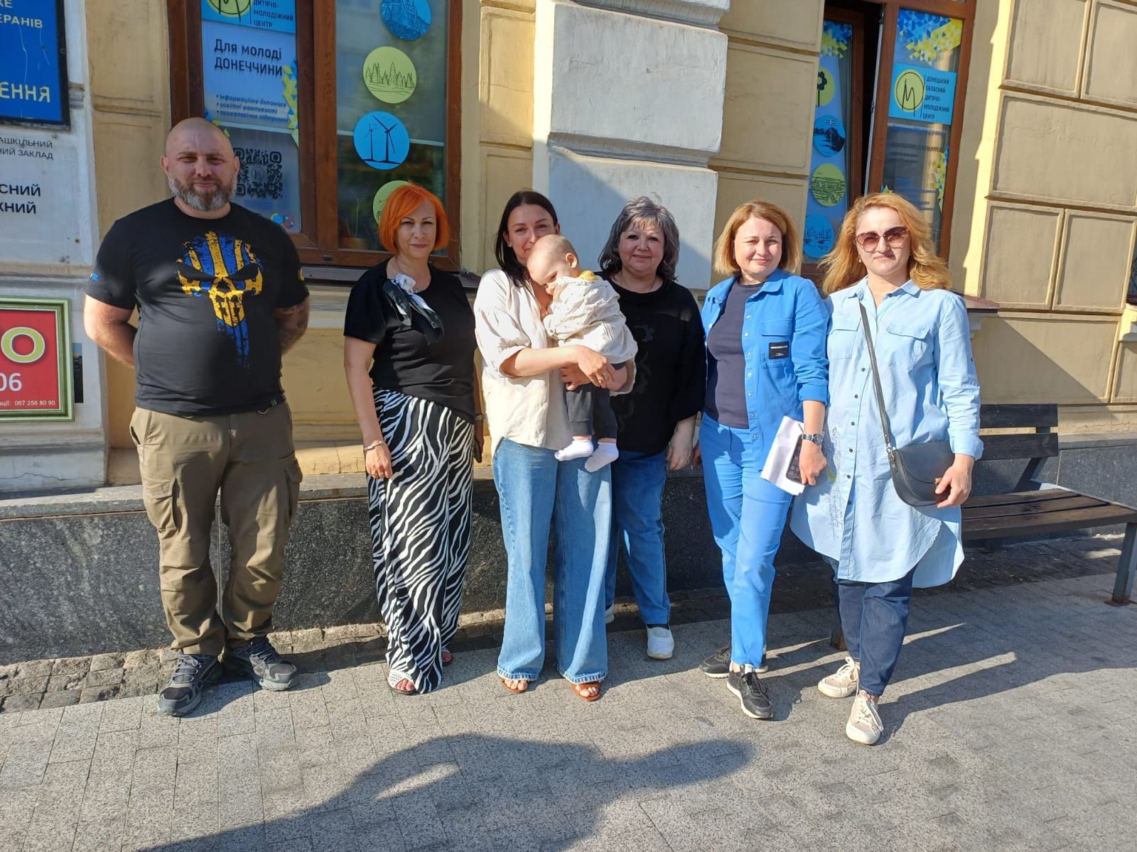 Керівники  департаментів та управлінь соціально-гуманітарного блоку облдержадміністрації  біля входу в релакованих КЗ "Донецький обласний молодіжний центр" разом зі співробітниками центру
