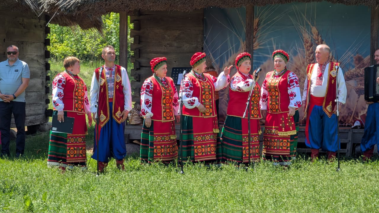 Група жінок у національних грузинських костюмах виконує національну пісню