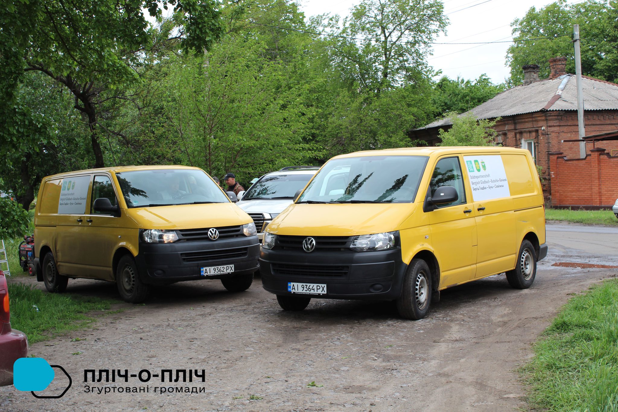 Три мікроавтобуси Фольксваген