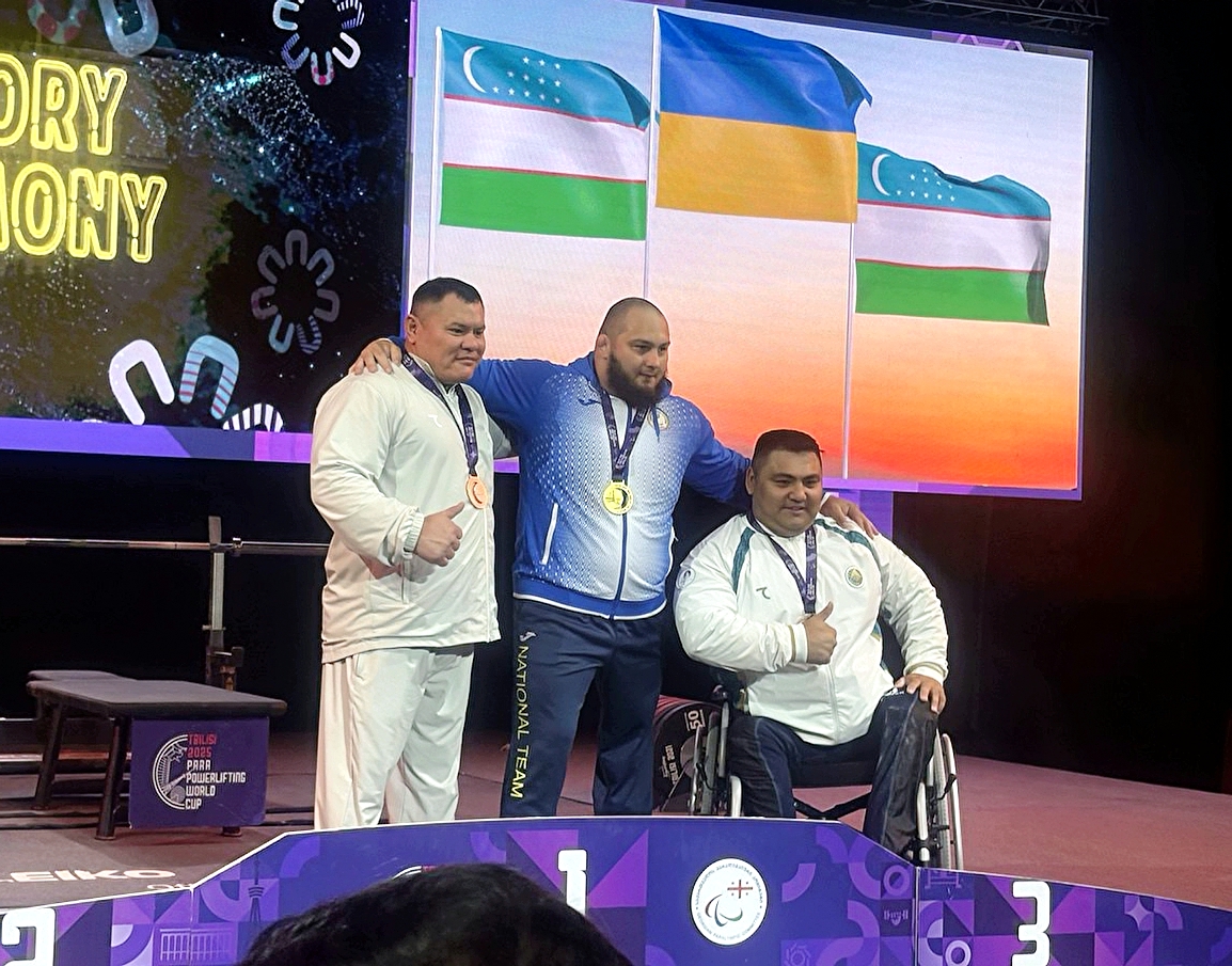 Переможець змагань Антон Крюков на п’єдесталі пошани разом із суперниками