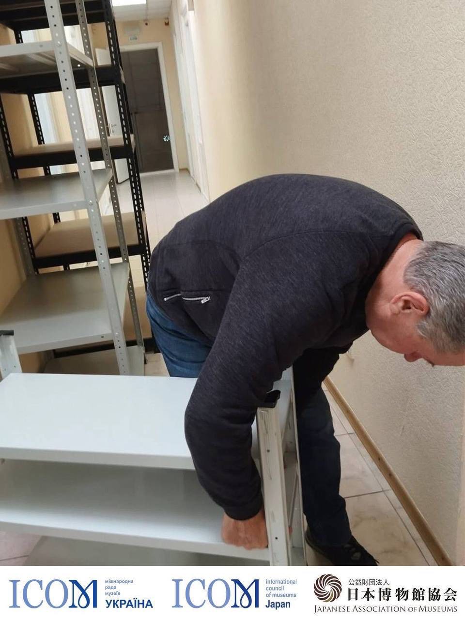 Чоловік збирає полички, отримані в рамках проєкту