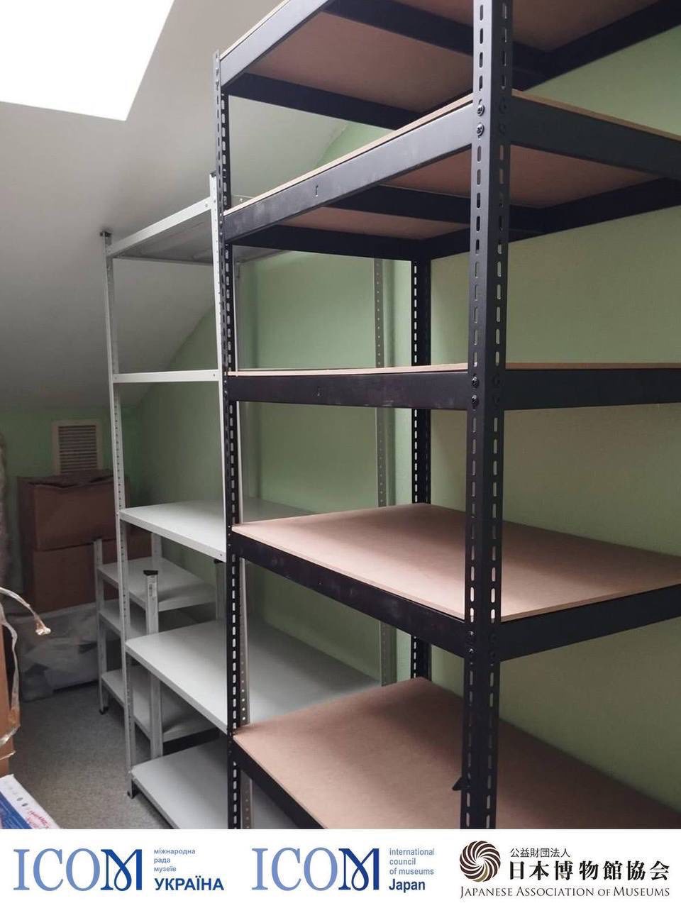 Стелажі для музейних фондів