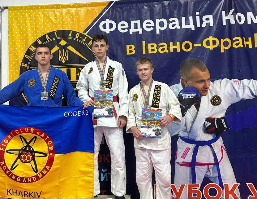 Спільне фото учасників змагань, спортсмени стоять з медалями та грамотами