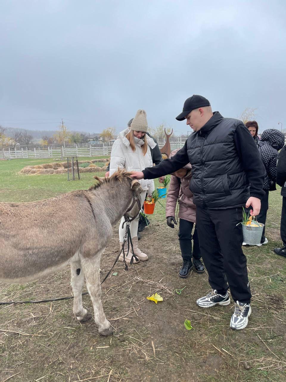 члени сімей ветеранів війни, загиблих (померлих) Захисників і Захисниць України, військовослужбовців, зниклих безвісті, військовополонених та військовослужбовців, звільнених з полону Бахмутського району під час годування тварин на еко-фермі