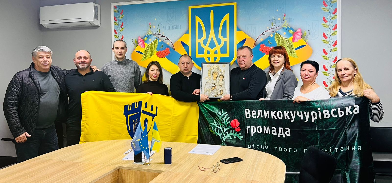 Представники Сартанської та Великокучурівської громад тримають прапори громад та ікону