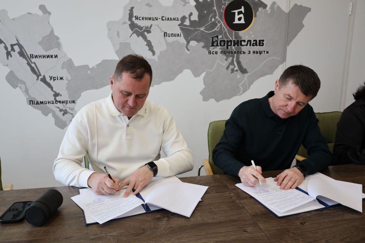Керівники громад підписують меморандум про співпрацю