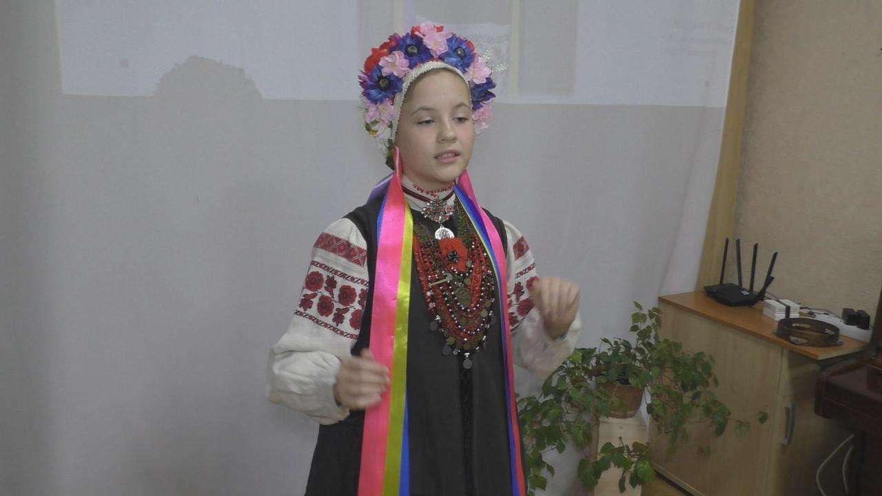 Валентина Корольова виступає перед глядачами у національному костюмі