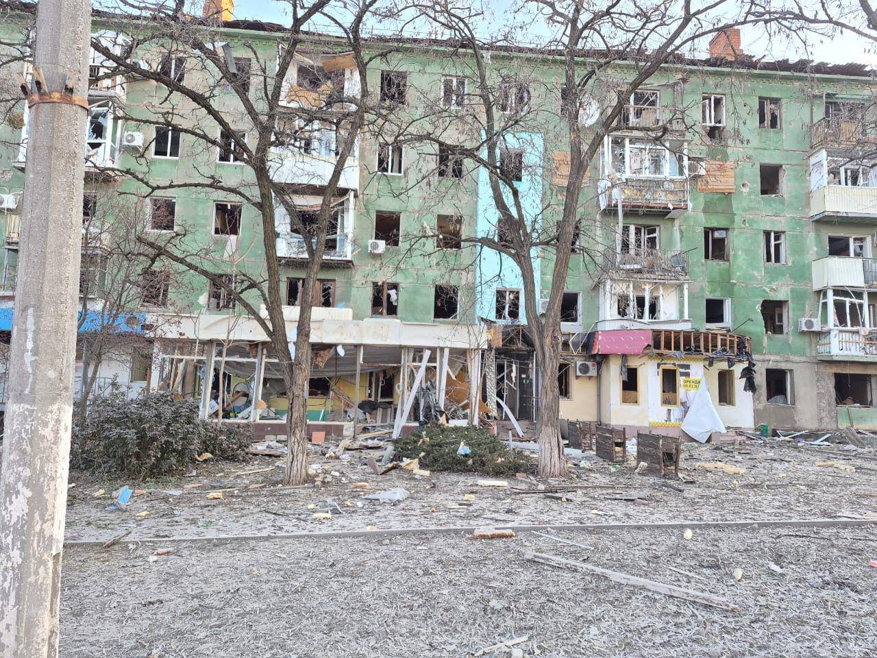 Пошкоджені будинки після ворожого обстрілу