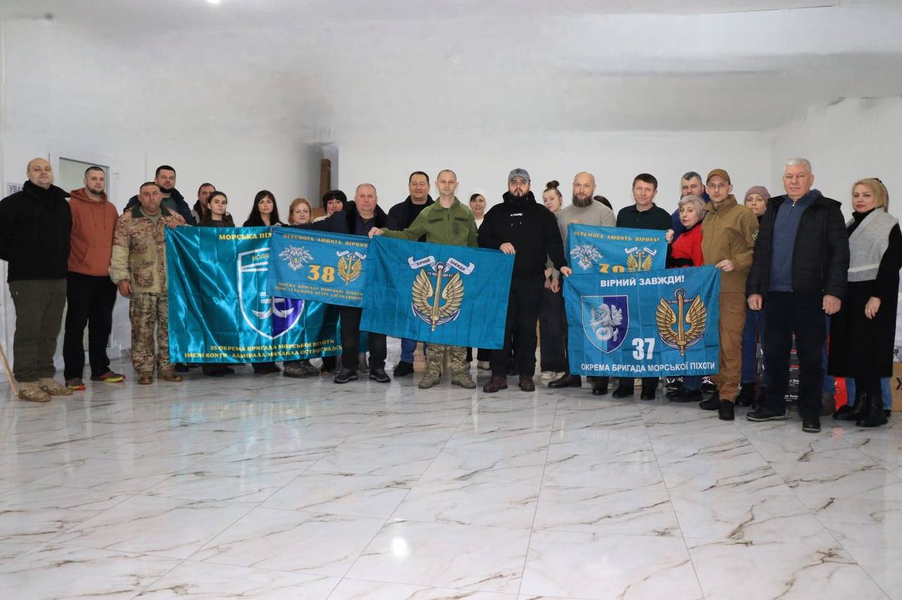 Спільне фото. Представники Селидівської громади,волонтери та військові. Попереду тримають прапори громад та військових частин.