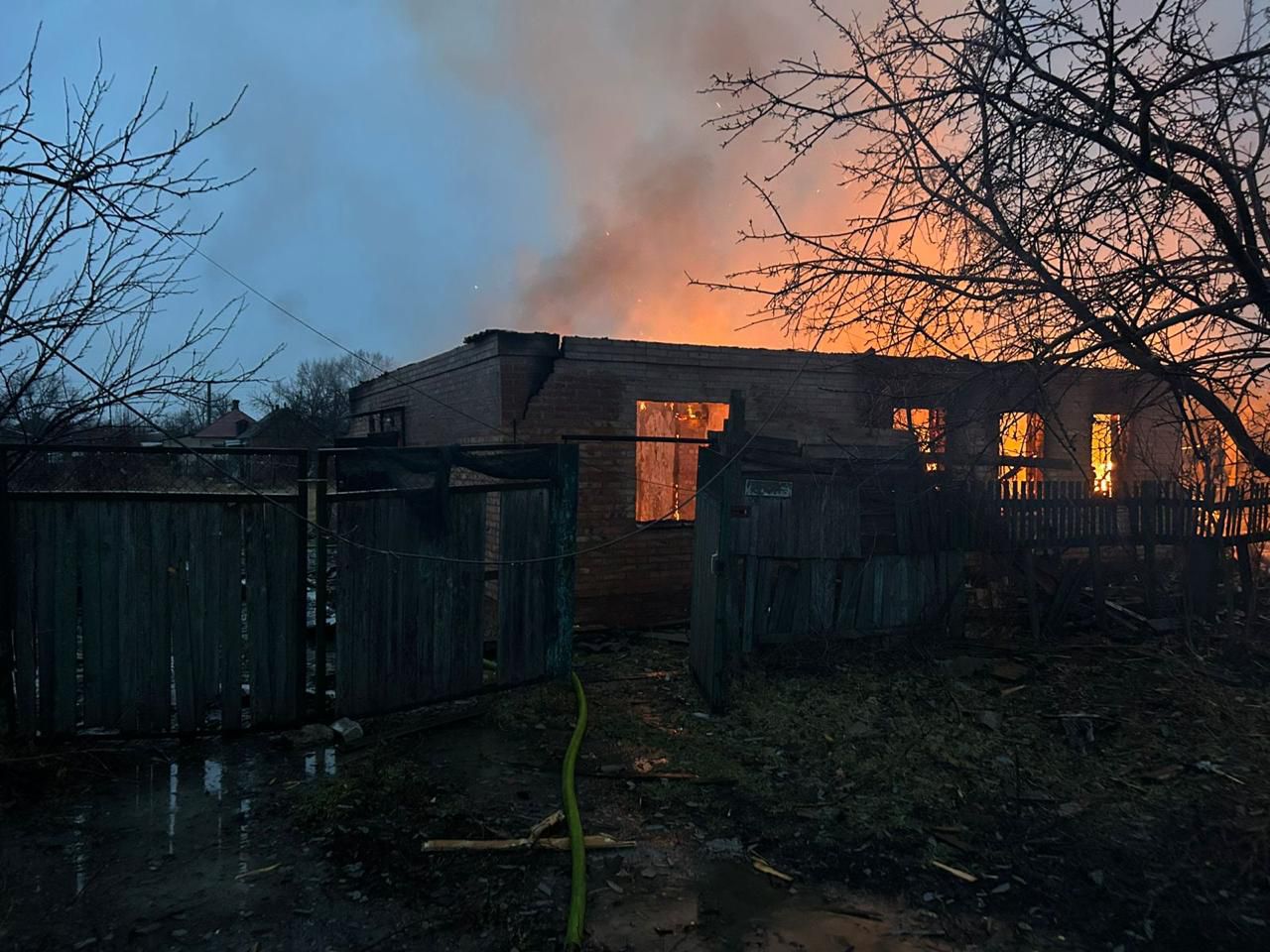 Пожежа в будинку після ворожого обстрілу