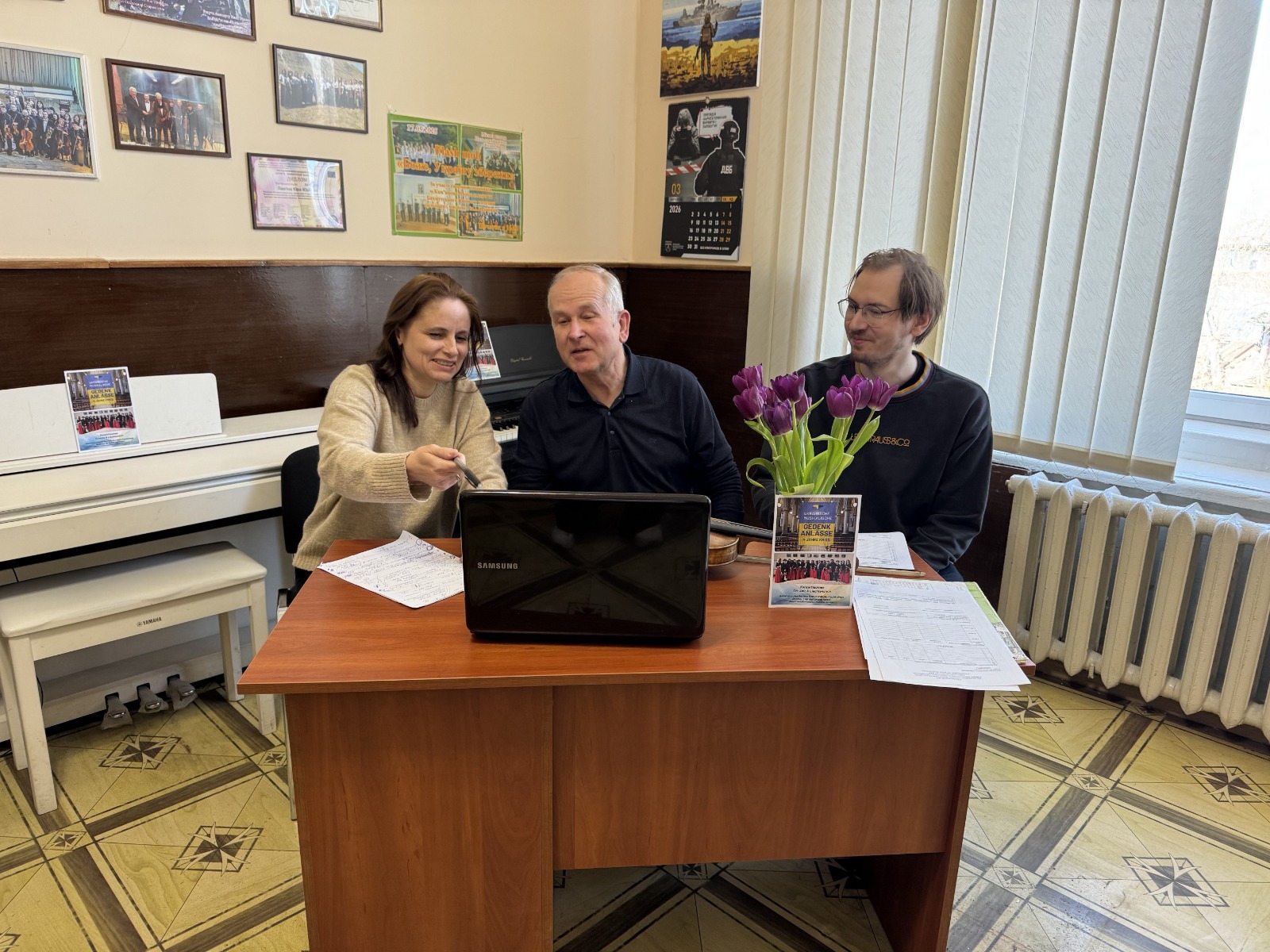 Викладачі за ноутбуком оцінюють учасників конкурсу