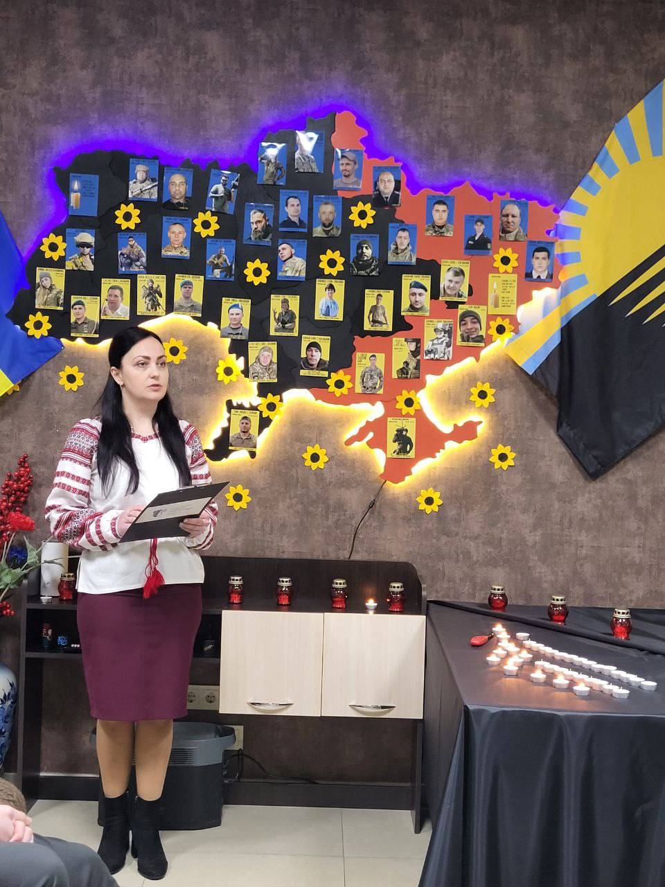 Ведуча заходу біля Карти пам'яті з фото загиблих героїв