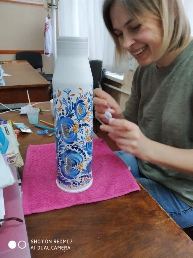 Переможниця конкурсу: дівчина розмальовує гільзу