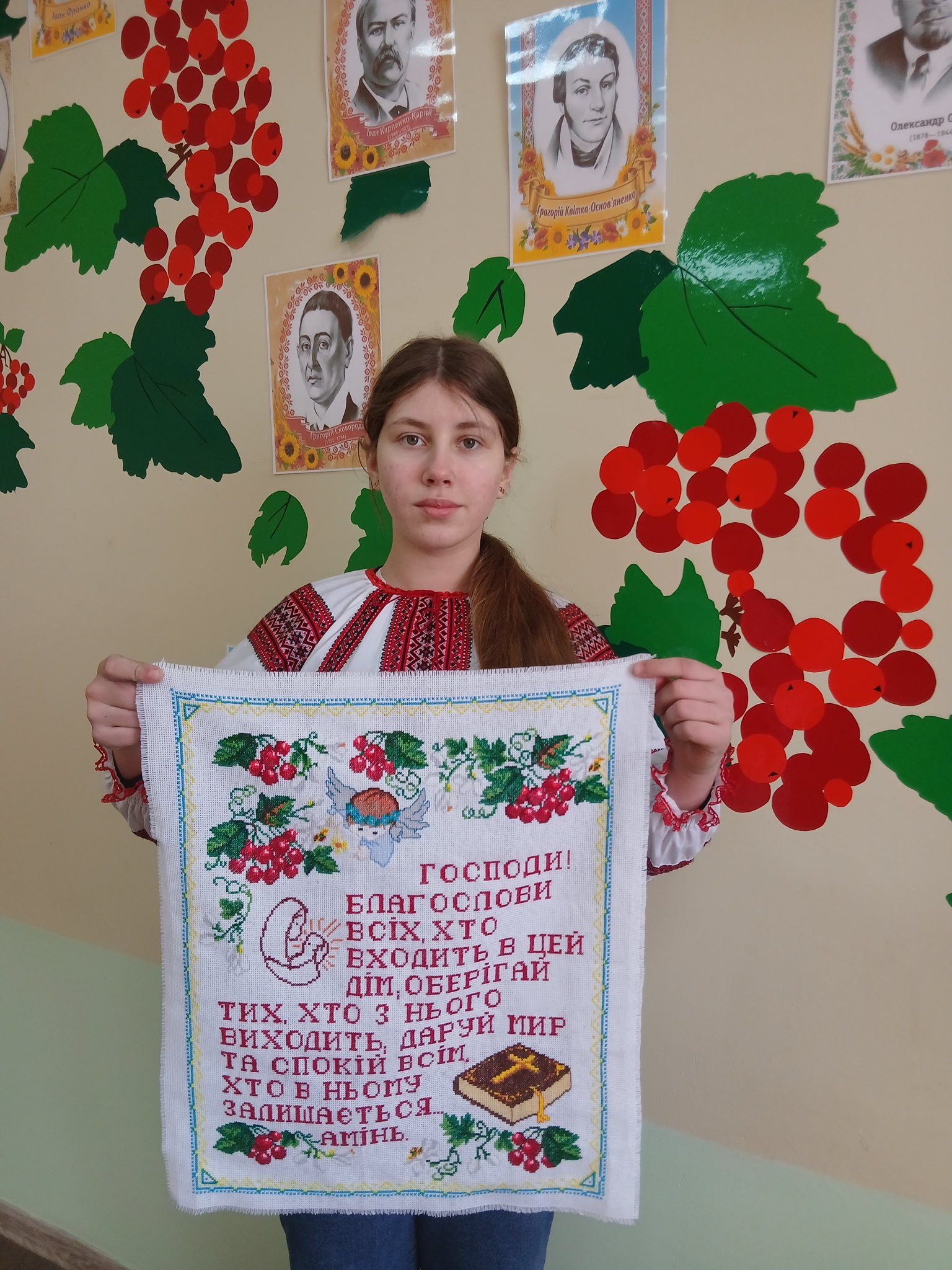 Переможниця конкурсу: дівчина тримає вишитий рушник