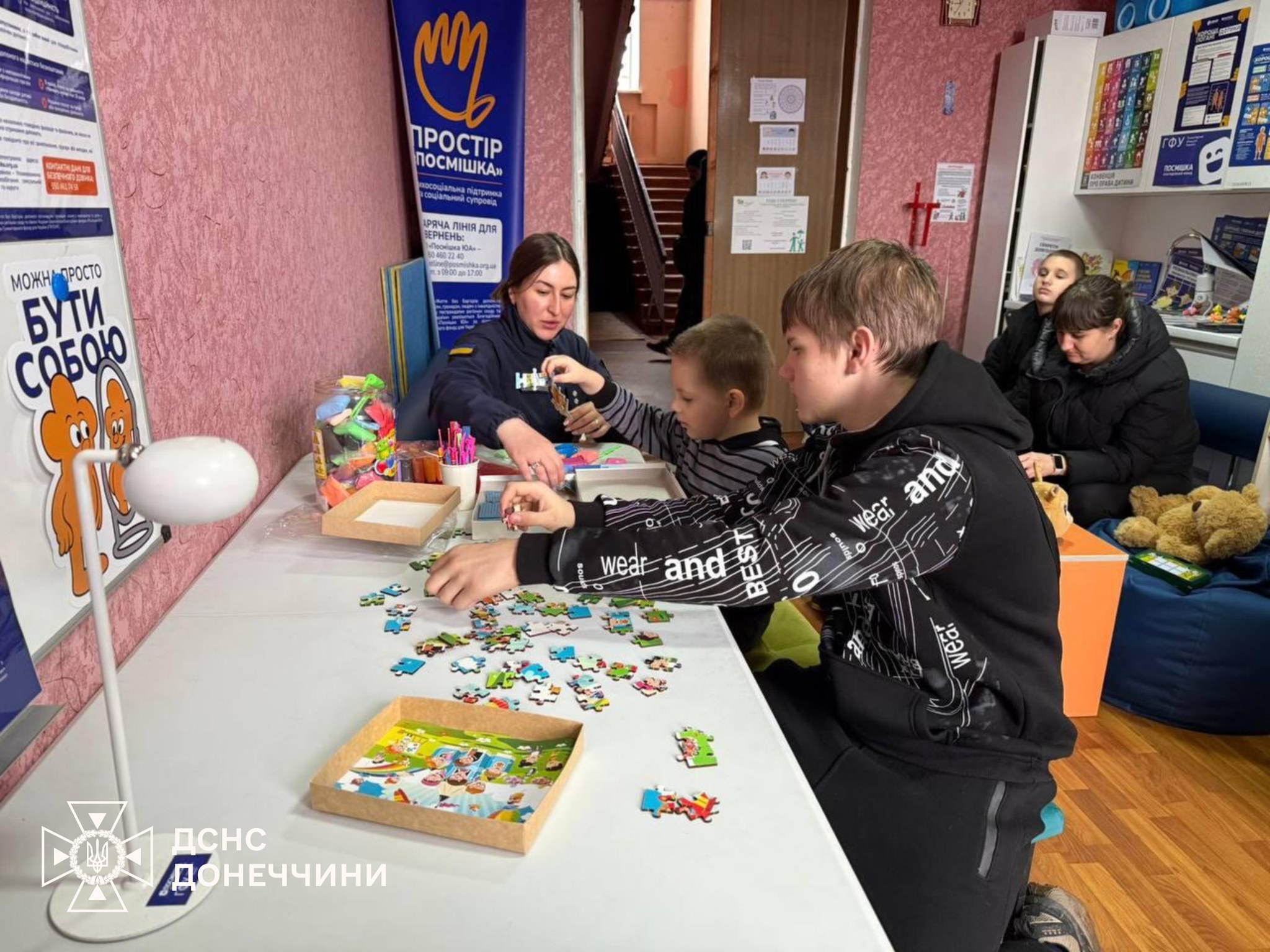 Фахівчиня з питань гендерної рівності Головного управління збирає з підлітками пазли про безпеку.