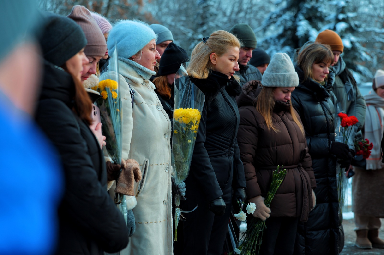 Учасники акції на Аскольдовій могилі вшановують пам'ять герої хвилиною мовчання