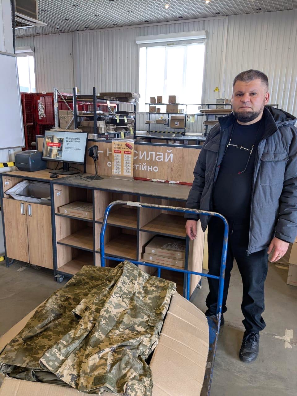 Керівник Кальчицької СВА відправляє посилки українським захисникам