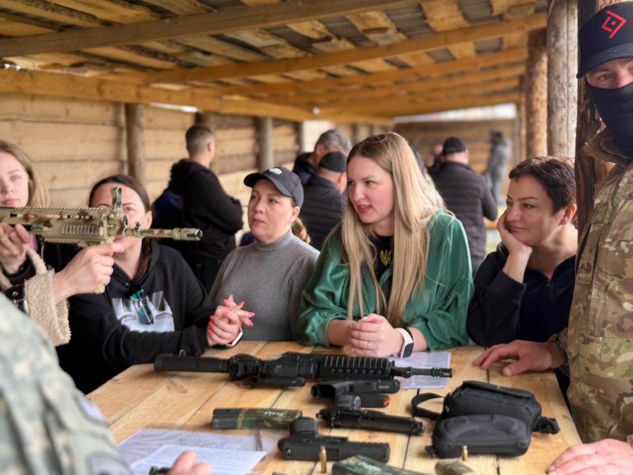 Учасники вишколу збирають автомат