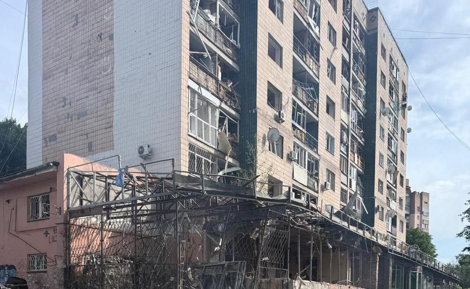 Пошкоджений багатоповерховий будинок у Краматорську після ворожого обстрілу