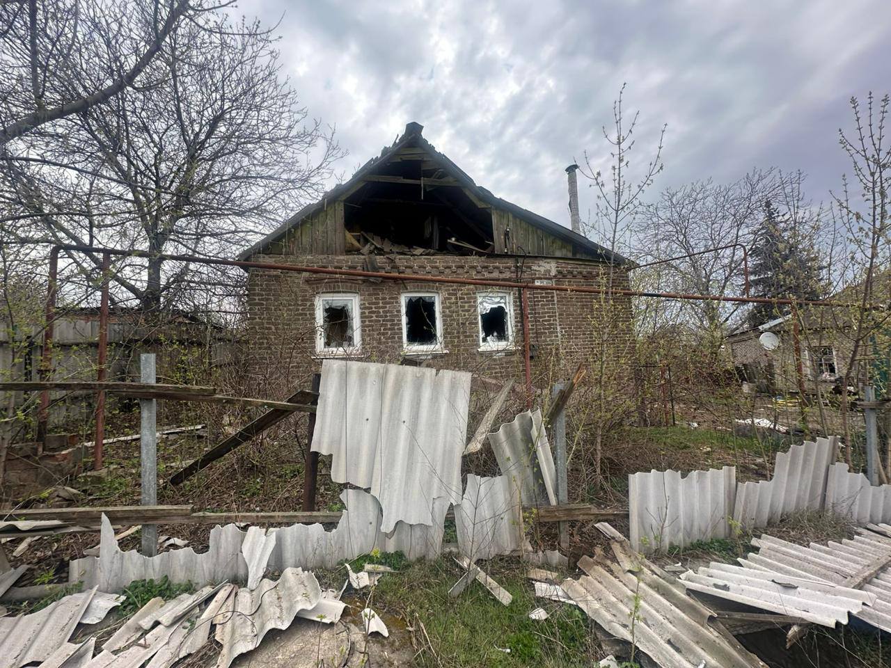 Зруйнований будинок після ворожого обстрілу
