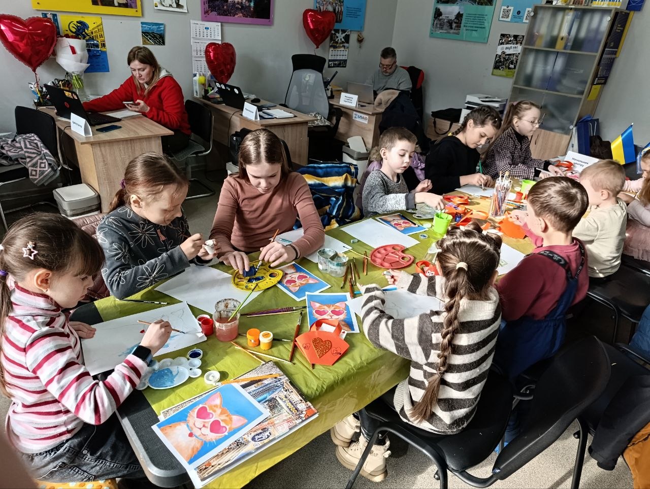 Діти під час творчого заняття гуртка образотворчого мистецтва "Берегиня" Донецького обласного палацу дитячої та юнацької творчості