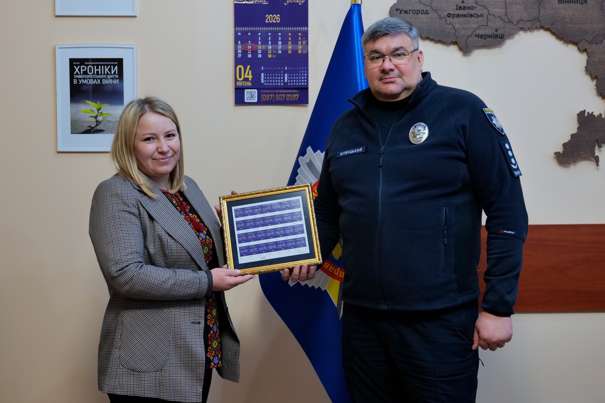 Спеціальне поштове видання ректору університету Сергію Вітвіцькому вручила виконувачка обов’язків директора з розвитку мережі Кропивницького регіону «Укрпошти» Тетяна Богатирьова