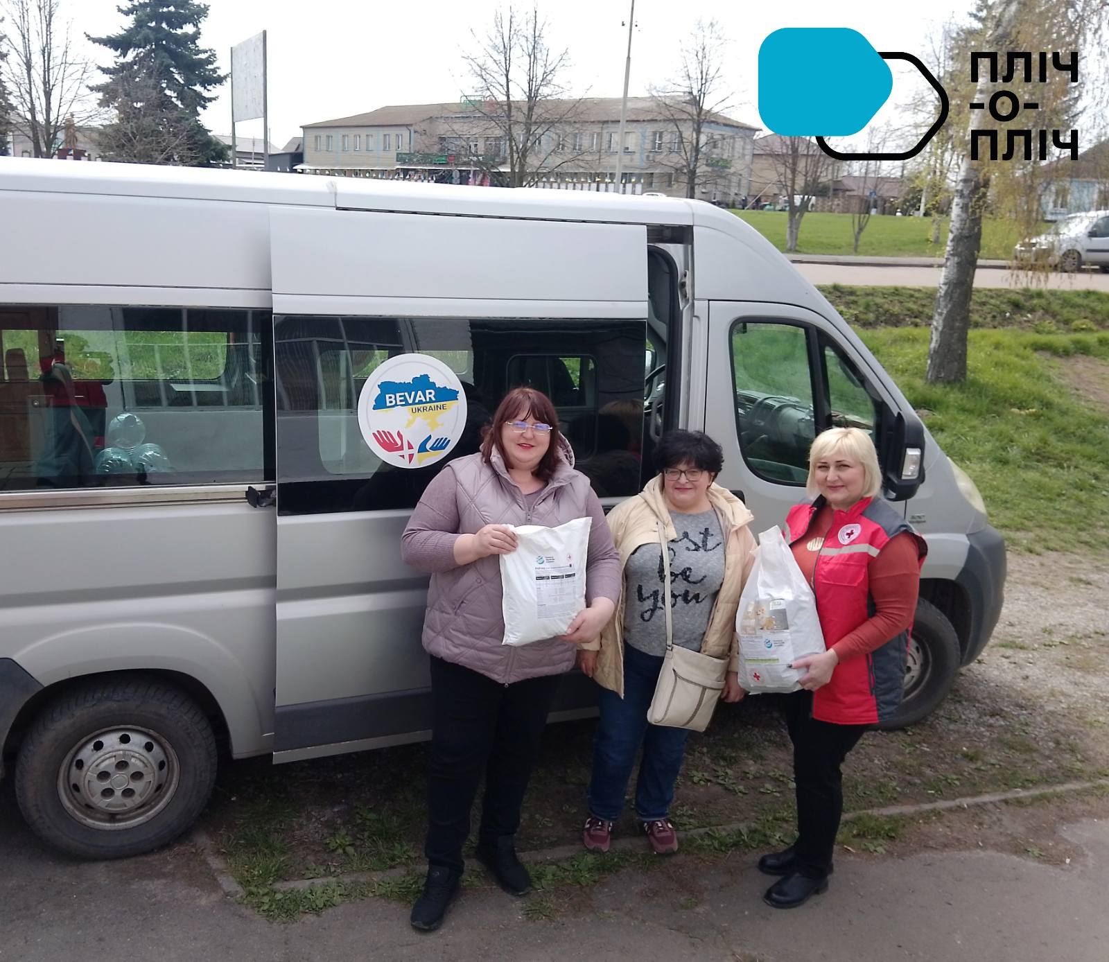 Представниці терцетру та Червоного Хреста біля автівки з гуманітарною допомогою