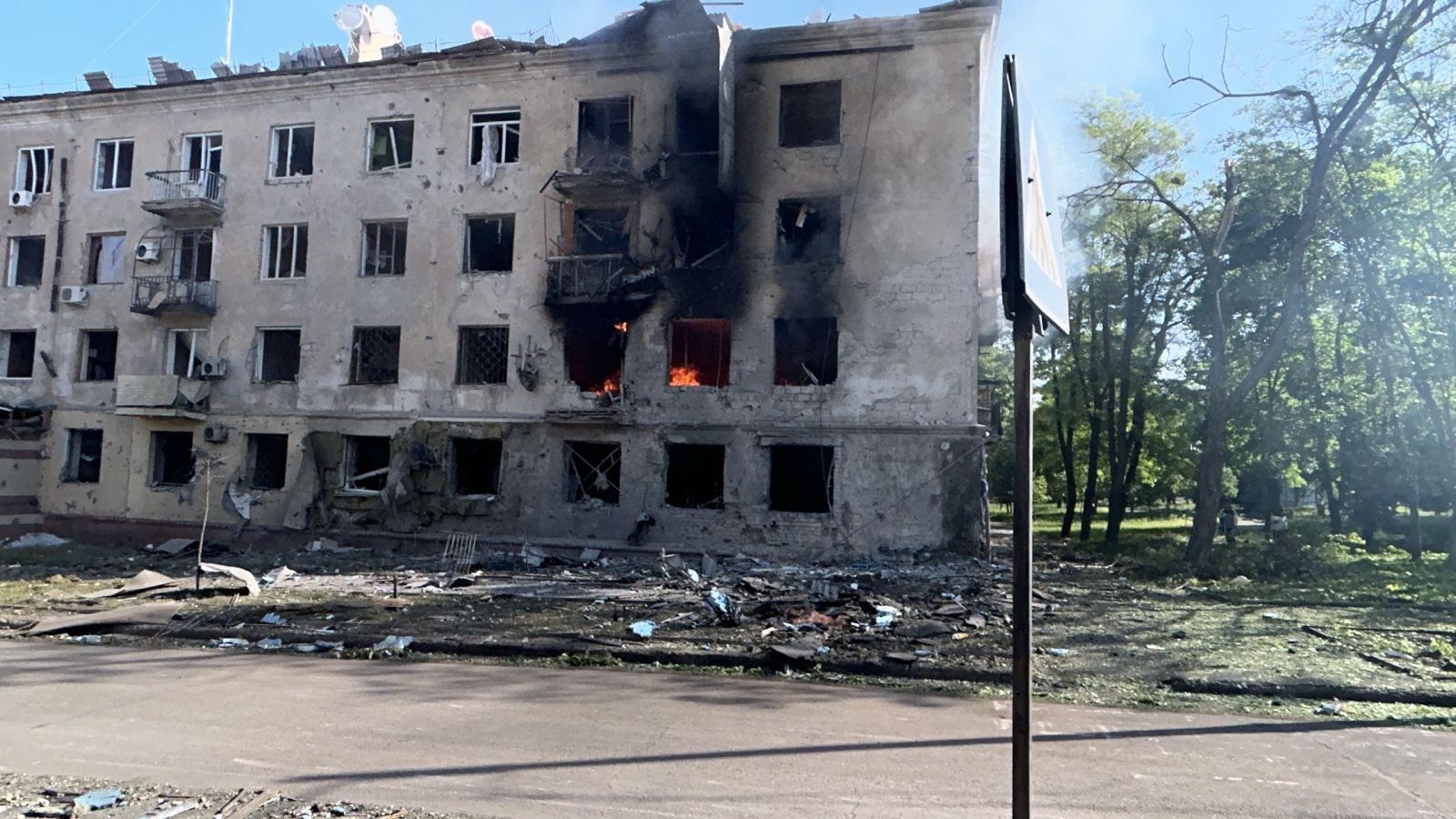 Пошкоджена будівля після ворожого обстрілу