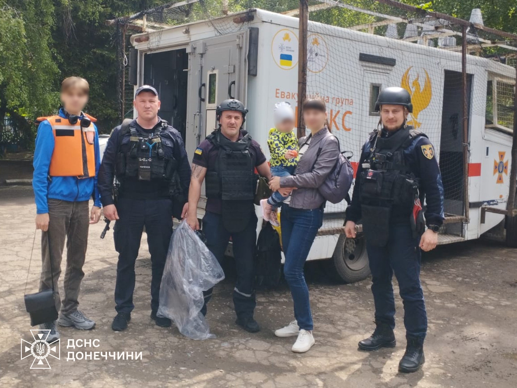 Рятувальники групи Фенікс вивозять мати з двома дітьми з села Маяки Святогірської громади