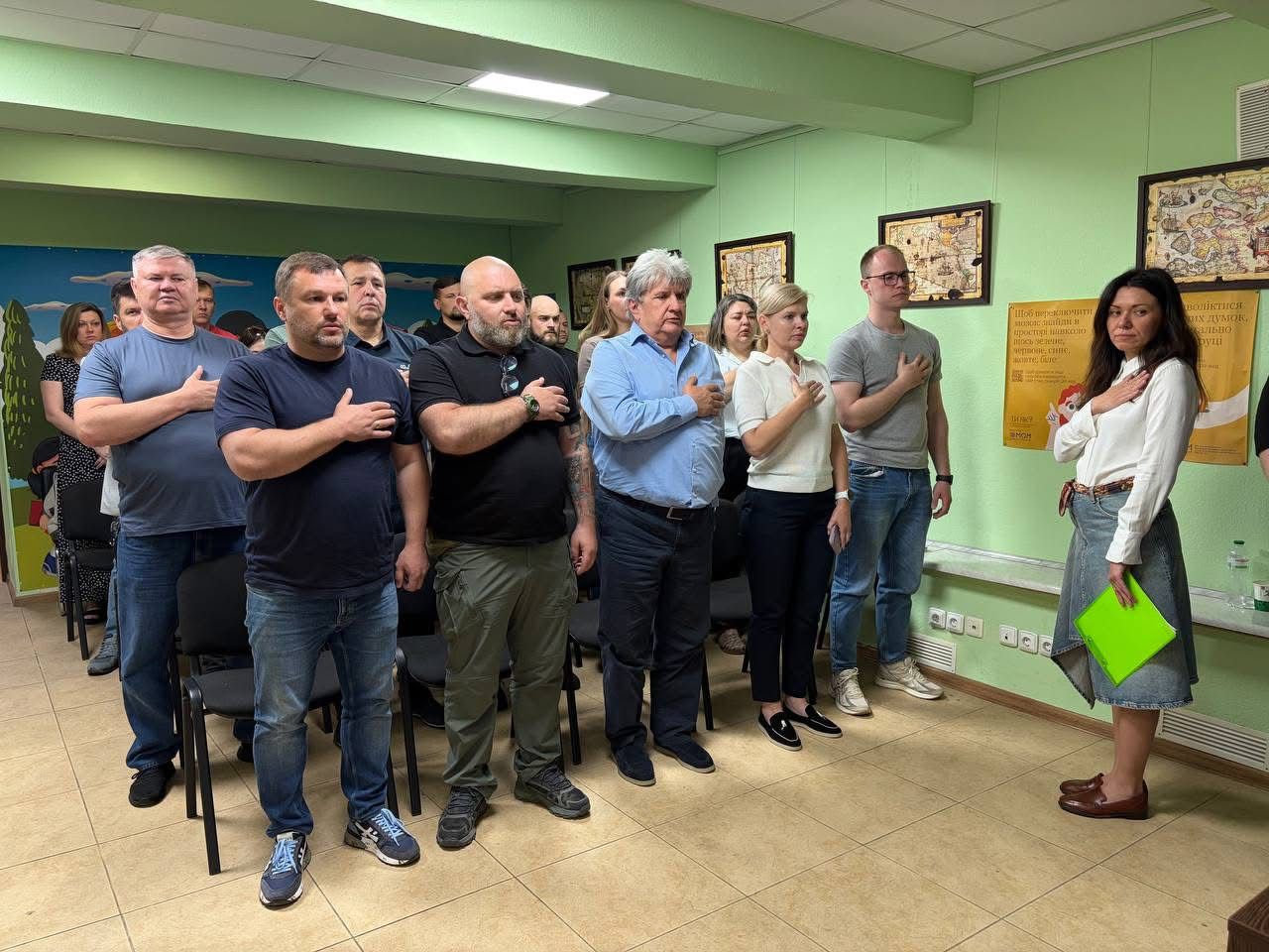 Учасники зустрічі виконують гімн на початку заходу