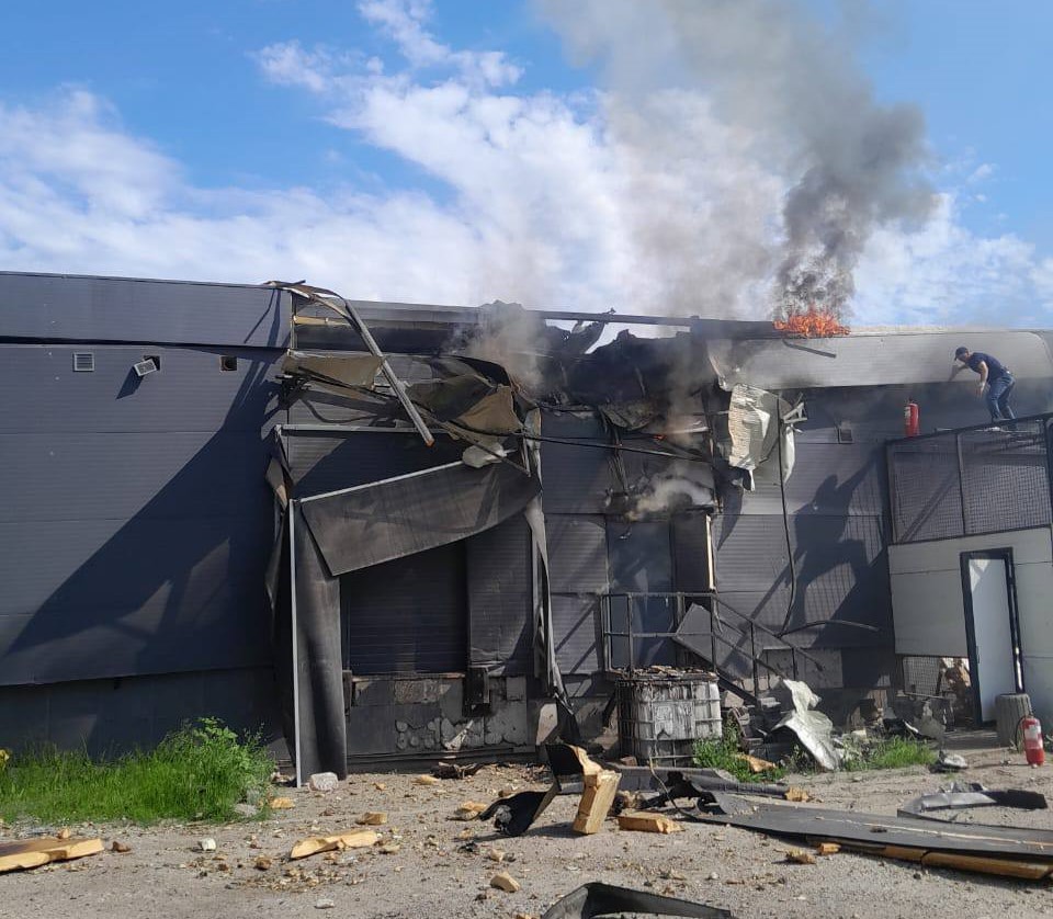 Зруйнований магазин після ворожого обстрілу