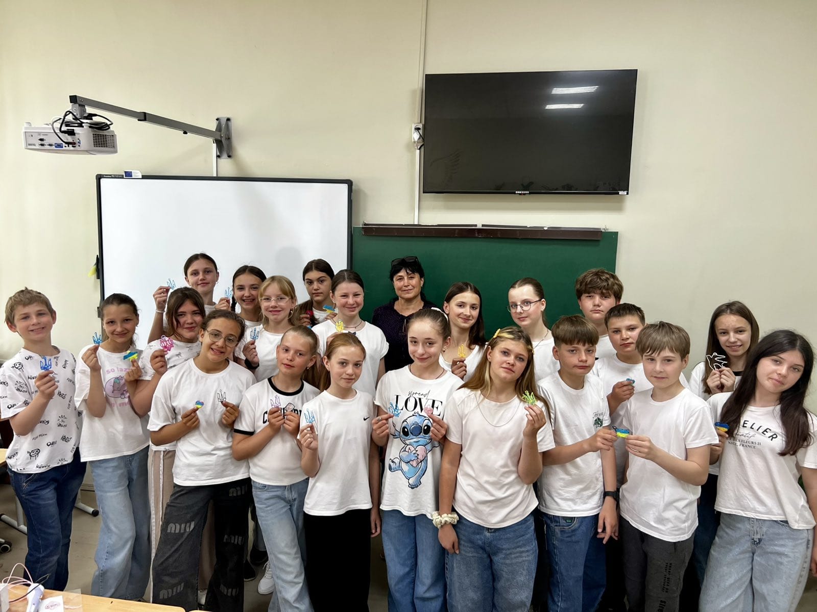 Спільне фото дітей, які тримають у руках патріотичні сувеніри (тризуби, прапори)