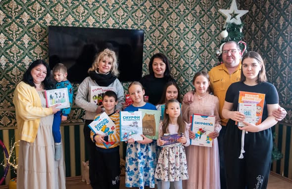 Діти Маріупольської громади з книжками в руках