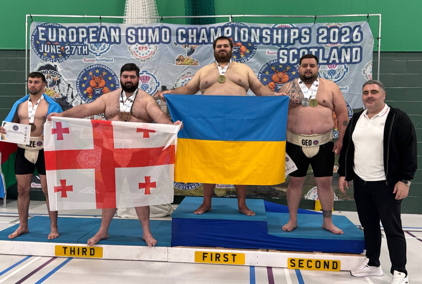 Сумоїст Донеччини Олександр Вересюк з прапором України на першій сходинці п’єдесталу чемпіонату Європи 2026 року