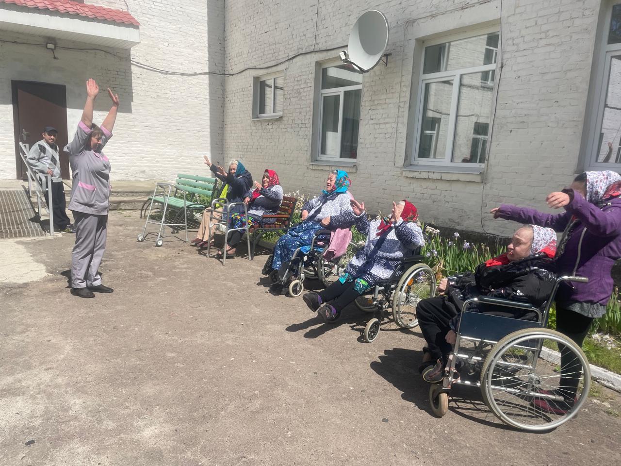 Мешканці виконують руханку на свіжому повітрі