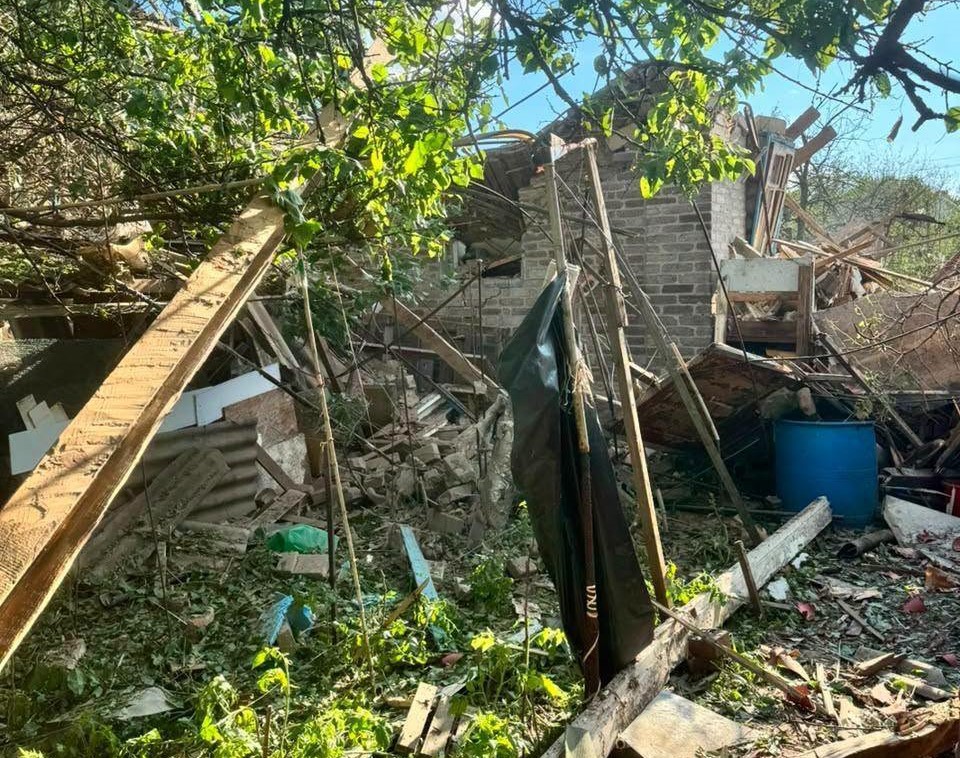 Зруйнований будинок після ворожого обстрілу
