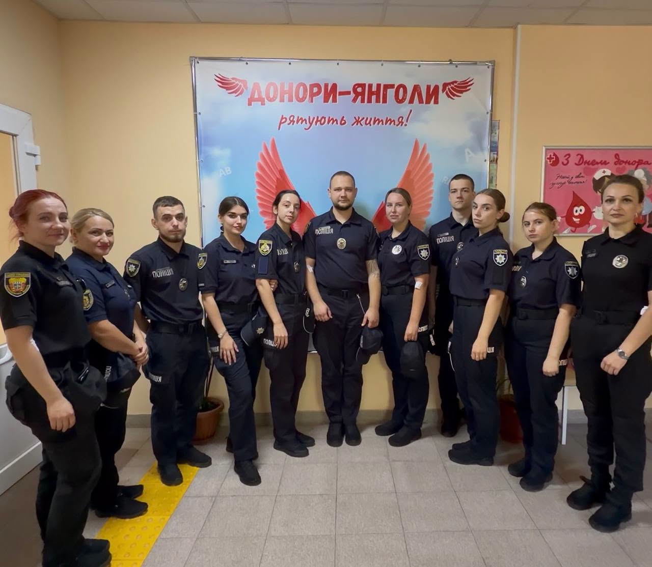 Спільне фото поліцейських ,які здали донорську кров